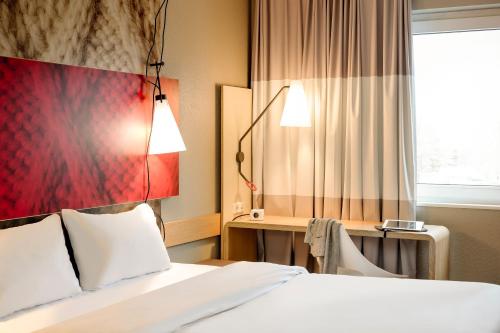 苏黎世苏黎世展览中心机场宜必思酒店 的酒店客房设有床和窗户。