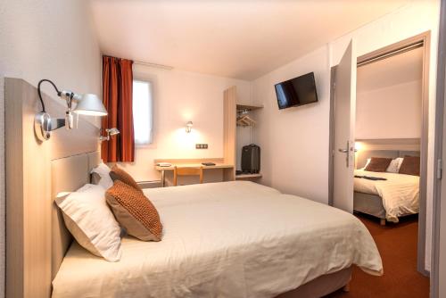 芒德Brit Hotel Confort Deltour Mende的酒店客房,配有床和电视