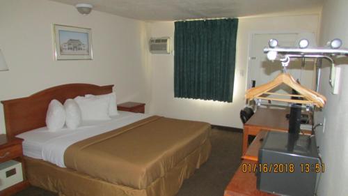 格林里弗Western Inn - Green River的一间酒店客房,配有一张床和摄像头