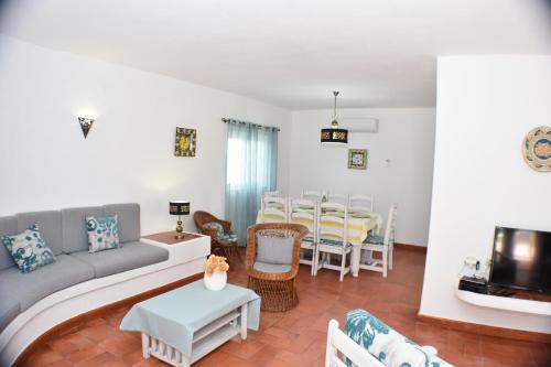 吉亚Villa Amendoeira-POOL HEATED的客厅配有沙发和桌子