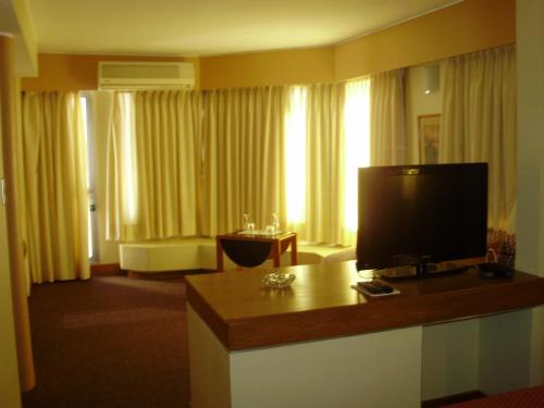 蒙得维的亚克利酒店的酒店客房设有电视和客厅。