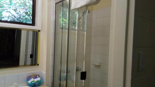 埃尔利海滩群岛汽车旅馆的带淋浴的浴室和玻璃门