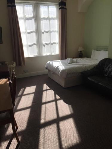 克莱克西顿Gateway Lodge的一间卧室设有一张床和一个大窗户