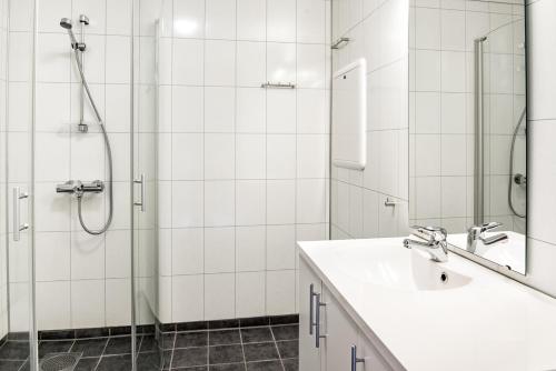 Årdal耶尔斯特里阿海特顿酒店的白色的浴室设有水槽和淋浴。