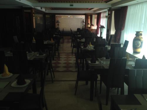 拉巴特海尔南谢尔酒店的用餐室配有桌椅