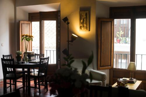 格拉纳达Mirador del Jazmín的一间带桌椅和窗户的用餐室