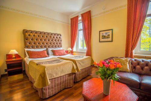 瓦萨阿斯特酒店的一间卧室配有一张大床和一张沙发