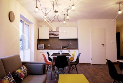 普鲁什库夫Obiekt Noclegowy OCELOT的客厅以及带桌椅的厨房。