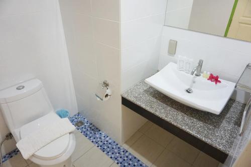 夜功府艾姆珐瓦瑞酒店的浴室配有白色卫生间和盥洗盆。