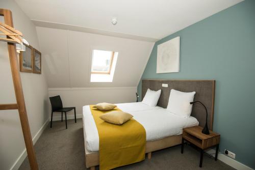 东弗利兰维里瑞克公寓的一间卧室配有一张带黄色毯子的大床