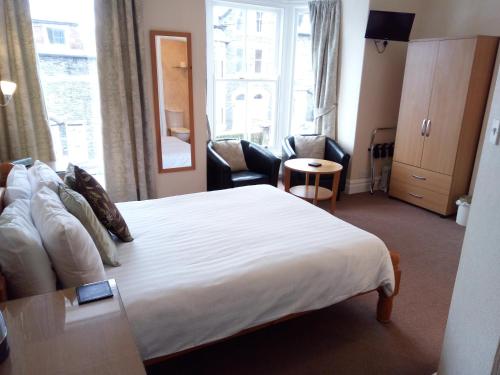 凯西克Dunsford Guest House的酒店客房设有床和客厅。