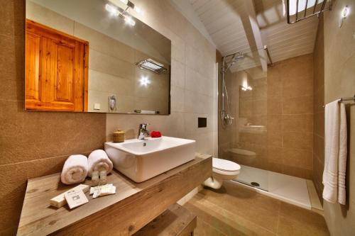 朗戈斯Glyfada Beach Villas的一间带水槽和卫生间的浴室
