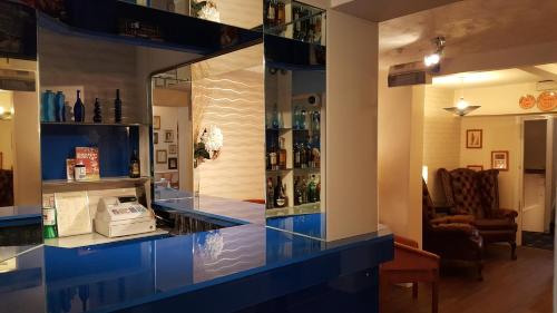 格洛斯特爱德华酒店的一间酒吧,房间里有一个蓝色的柜台