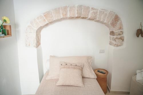 Trullo Essenza-Trulli Antì Charme & Relax客房内的一张或多张床位