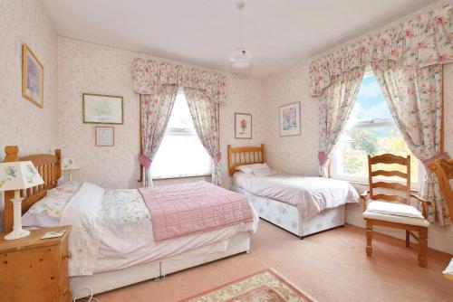 海斯Sunny Bank Guest House的一间卧室设有两张床和窗户。