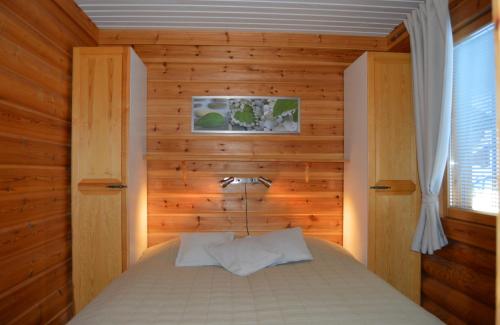 塔库沃里Rinnetupa Apartment的一间卧室配有一张木墙床