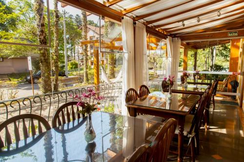 格拉玛多阿古阿布兰卡酒店的一间设有玻璃桌和椅子的用餐室