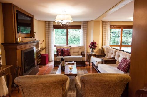 格拉玛多阿古阿布兰卡酒店的带沙发和壁炉的客厅