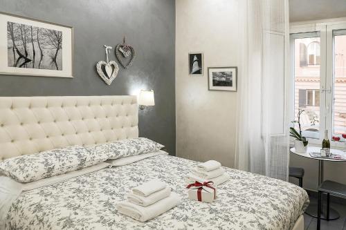 罗马李莱斯凯沃尔旅馆的一间卧室配有一张带毛巾的床