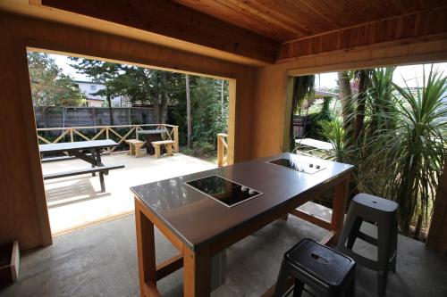 蒂阿瑙蒂阿瑙湖畔背包客旅馆的一间带桌子和庭院的用餐室