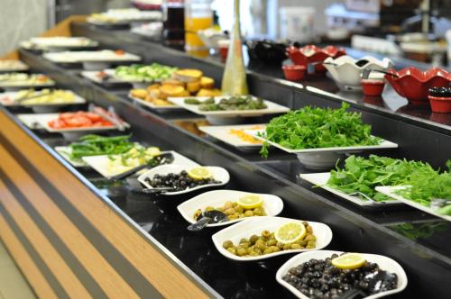 安卡拉达博尔康福特酒店的包含许多食物的自助餐