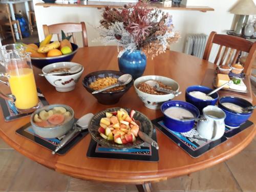 西蒙镇月光宾馆的木桌,上面放着一碗水果和早餐食品