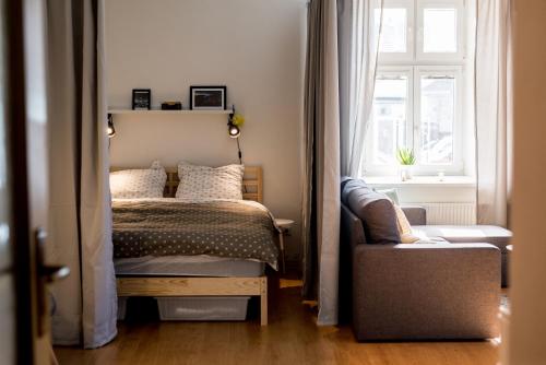 顺佩尔克Apartmán v centru的一间卧室设有一张床、一个窗口和一把椅子