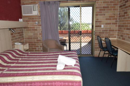 温莎温莎露台汽车旅馆的酒店客房设有一张床和一个阳台。