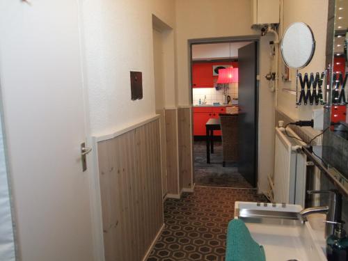 西泰尔斯海灵Riposo的走廊通往带红色橱柜的厨房
