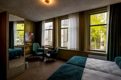 阿尔克马尔Slapen bij hofman的酒店客房带床和窗户