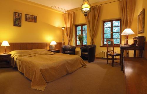 克拉科夫冬卡西米旅馆的一间卧室配有一张床、椅子和窗户。