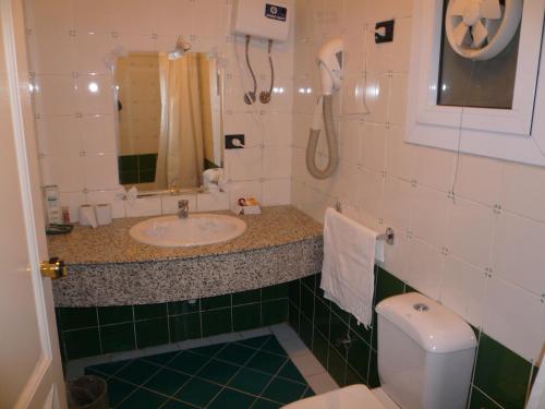 沙姆沙伊赫洛嘉茵纳沙姆度假酒店的一间带水槽和卫生间的浴室