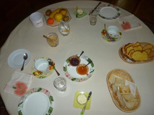 圣艾米隆Le Clos des Rosiers的一张白色桌子,上面放着食物板