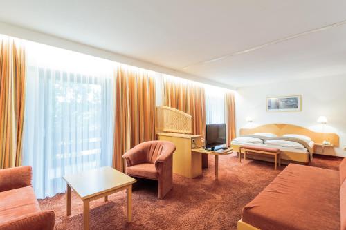 艾托弗斯胡森赫夫酒店的酒店客房,配有床和电视
