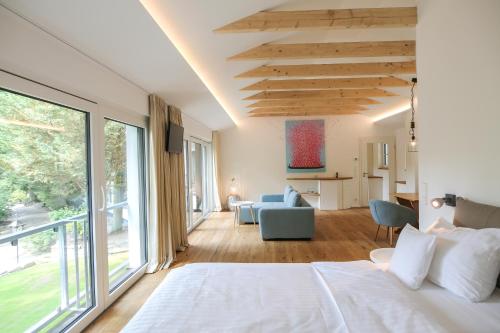 加尔布森兰道思安木思酒店的一间卧室设有一张床和一间客厅。