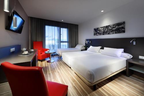 平托欧洲之星阿里纳斯德平托酒店的卧室配有白色的床、书桌和红色椅子