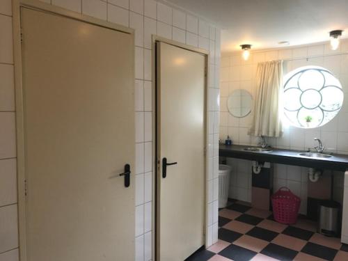 KantensTheaterwerkplaats private appartment的浴室设有白色门和水槽