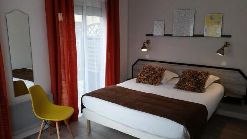罗卡马杜尔阿玛杜尔酒店的一间卧室配有一张床和一张黄色椅子