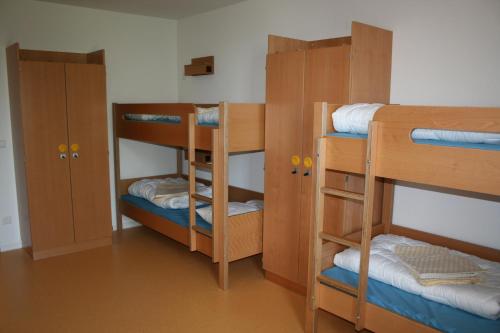 蒂宾根蒂宾根青年旅舍的客房设有三张双层床和两张双层床。
