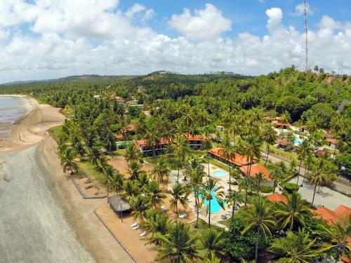 雅帕拉廷加比特恩吉尔帕亚酒店的享有度假村和海滩的空中景致