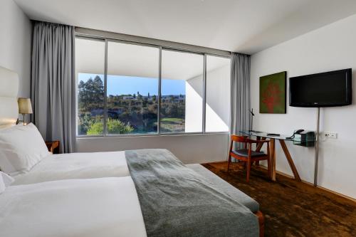 瓦奥邦苏塞苏度假酒店的酒店客房设有一张床和一个大窗户