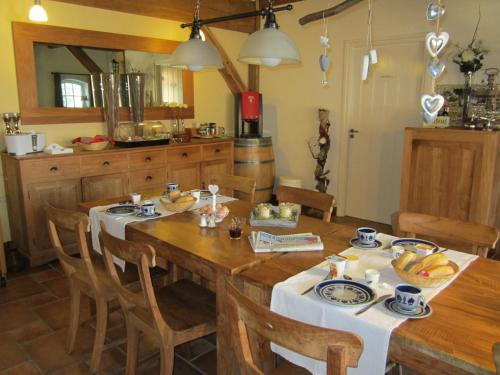 MerseloDe Martiene Plats B&B & Appartement的厨房配有带椅子的大木桌