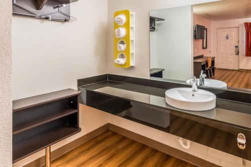 阿林顿特制犹他阿灵顿6号汽车旅馆的一间带水槽和镜子的浴室