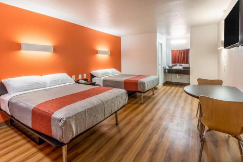 阿林顿特制犹他阿灵顿6号汽车旅馆的酒店客房设有两张床和一张桌子。