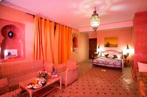 马拉喀什勒雷莱斯德马拉喀什酒店的一间卧室配有一张床、一张沙发和椅子