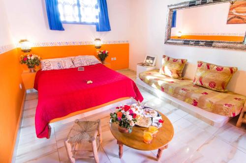 马拉喀什勒雷莱斯德马拉喀什酒店的一间卧室配有一张床、一张桌子和一张沙发