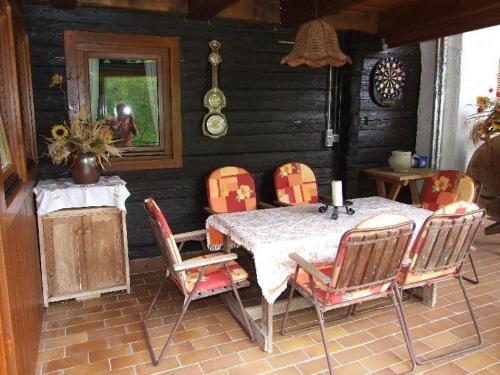 兰格尔斯道夫Ferien-am-Bauernhof-Wohnung-2的一间带桌子和四把椅子的用餐室