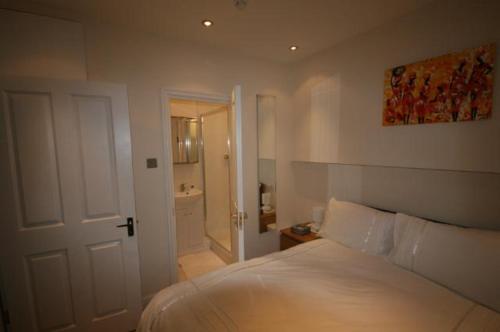 伦敦格罗弗69住宿加早餐旅馆的一间带白色床的卧室和一间浴室