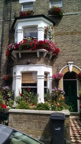伦敦格罗弗69住宿加早餐旅馆的旁边是花盒的房子