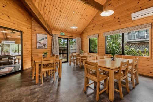 瓦纳卡阿尔塔蒙特旅舍的用餐室配有木桌和椅子